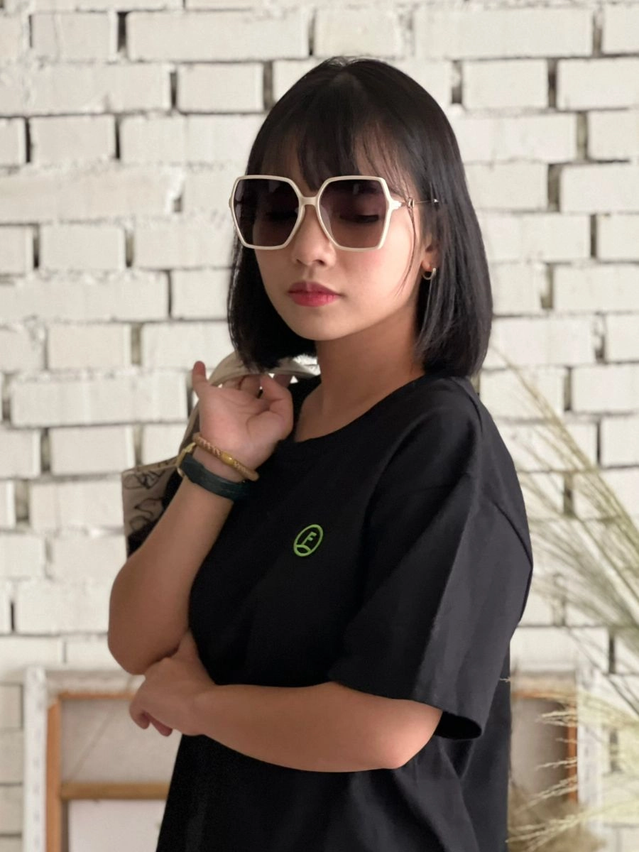 [落肩款]簡約電繡印刷圓T