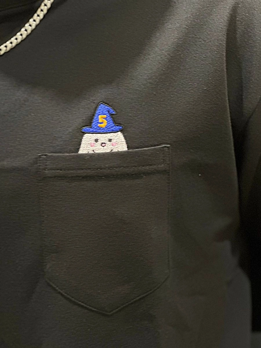 [三個麻瓜]電繡口袋落肩圓T